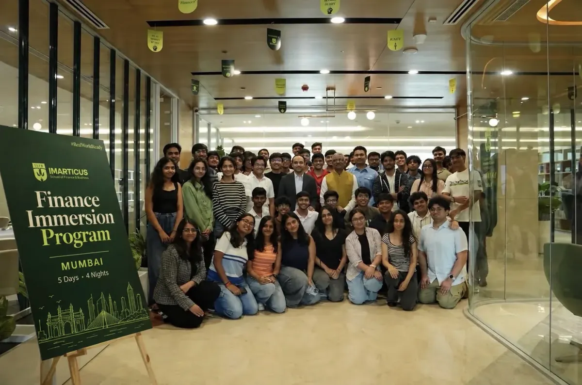The full student batch and faculty gathered together on campus